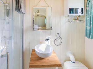 uma casa de banho com um lavatório branco num balcão de madeira em 1 Bed in Hayfield 87592 em Mellor