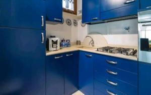 ヴェローナにあるGRAN GUARDIA APARTAMENT VERONAの青いキッチン(コンロ、青いキャビネット付) +9枚の写真