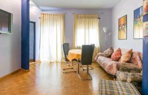 ヴェローナにあるGRAN GUARDIA APARTAMENT VERONAのソファとテーブルのあるリビングルーム