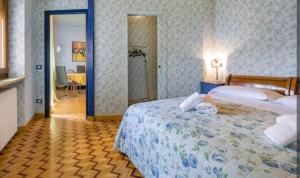 ヴェローナにあるGRAN GUARDIA APARTAMENT VERONAの部屋の中に大きなベッドがある寝室