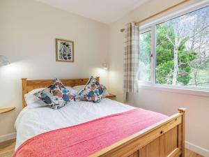 una camera con letto e finestra di 2 Bed in Blair Atholl 87927 a Bridge of Tilt