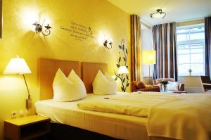 Postel nebo postele na pokoji v ubytování Hotel Goldener Anker