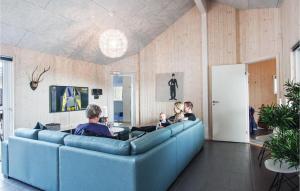 Fjellerup StrandにあるAmazing Home In Glesborg With 11 Bedrooms, Wifi And Indoor Swimming Poolの部屋のソファに座る人々