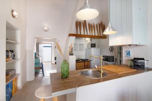 una cucina con un lavello e un piano di lavoro di Quinta do Mestre - Casa Do Mar a Tavira