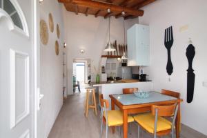 una cucina e una sala da pranzo con tavolo e sedie di Quinta do Mestre - Casa Do Mar a Tavira Altre 19 foto