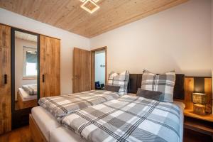 Un dormitorio con dos camas y una ventana. en Ferienhaus Tiny Time, en Krumbach