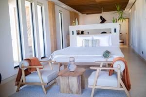 a bedroom with a bed and a table and chairs at Republica Pagana - Only Adults in La Paz