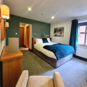 ein Schlafzimmer mit einem großen Bett und einem Sofa in der Unterkunft Brennan Court Guest Accommodation in Limerick