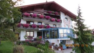 Ein Garten an der Unterkunft Sportpension Alpenrose