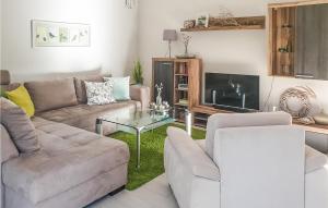 ein Wohnzimmer mit einem Sofa und einem Tisch in der Unterkunft Lovely Home In Wittstock With Kitchen in Wittstock