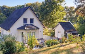 ein weißes Haus mit schwarzem Dach in der Unterkunft Lovely Home In Wittstock With Kitchen in Wittstock