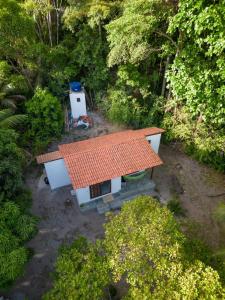 een uitzicht op een huis met een oranje dak bij Chô Chuá in Cayru