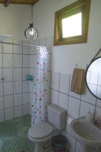 een badkamer met een toilet en een wastafel bij Chô Chuá in Cayru