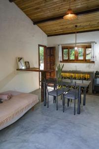 een kamer met een tafel en stoelen en een eetkamer bij Chô Chuá in Cayru