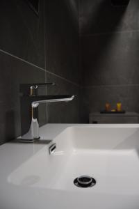 La salle de bains est pourvue d'un lavabo et d'un robinet. dans l'établissement Bobtail Cottage by Woodland Park, à Staveley 18 autres photos