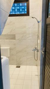 W łazience znajduje się prysznic ze szklanymi drzwiami. w obiekcie Nata Villa Syariah close to Telkom w mieście Bandung