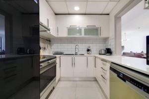 Dapur atau dapur kecil di Jbr Sea View Captivating 4-Bed Apartment in Dubai