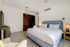Tempat tidur dalam kamar di Jbr Sea View Captivating 4-Bed Apartment in Dubai