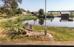 una vista de un cuerpo de agua con un poste en Cozy Home In Oskarshamn With House Sea View en Oskarshamn