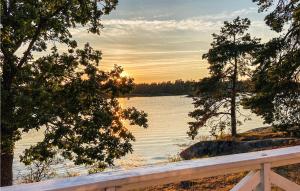 vistas a un lago con valla y árboles en Cozy Home In Oskarshamn With House Sea View en Oskarshamn