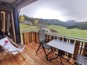 patio con mesa y sillas en el balcón en Wallemehof, en Wolfach