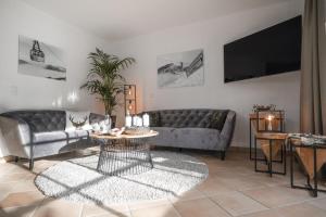 ein Wohnzimmer mit einem Sofa und einem Tisch in der Unterkunft Ferienhaus Die 14 mit Infrarotkabine in Garmisch-Partenkirchen