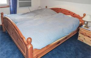 een houten bed met een houten frame in een slaapkamer bij Gorgeous Home In Weissenstein With Kitchen in Fresach