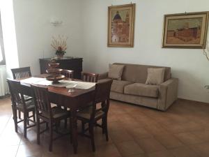 een woonkamer met een tafel en een bank bij Casa di Emanuela in Spello