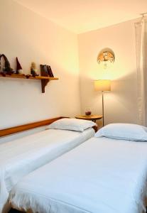 ボルミオにあるGloria Holiday Home Bormioのベッド2台が隣同士に設置された部屋です。