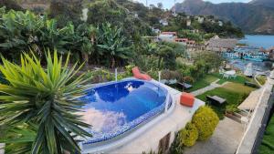 NEW YORK by luxury atitlan في سان بيدرو لا لاغونا: حمام سباحة على جانب المنزل