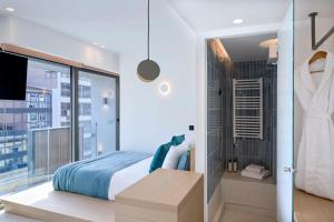 een slaapkamer met een bed en een inloopdouche bij Twinn Downtown Piraeus in Piraeus
