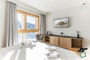 TV a/nebo společenská místnost v ubytování HOTIDAY Room Collection - Cervinia