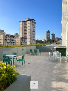 um grupo de mesas e cadeiras num pátio com edifícios em H New Apartment, Great Hosts and Location na Cidade do Panamá