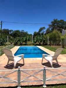 Bazén v ubytování Cabañas El Chogüí nebo v jeho okolí