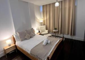 Una cama o camas en una habitación de Cosy Apartment near The London Eye