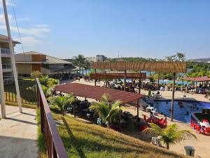 卡达斯诺瓦斯Ilhas do Lago Eco Resort的享有带游泳池的度假村的顶部景致