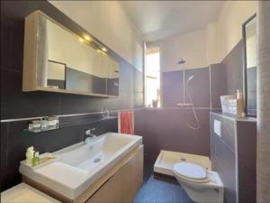 Ein Badezimmer in der Unterkunft Bright Apartment