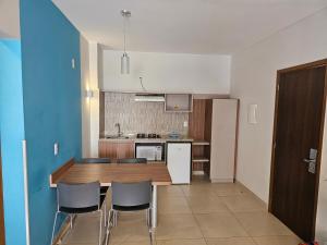 卡达斯诺瓦斯Ilhas do Lago Eco Resort的房间里有一张桌子和几把椅子的厨房