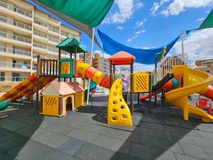 卡达斯诺瓦斯Ilhas do Lago Eco Resort的一个带滑梯和滑梯的游乐场