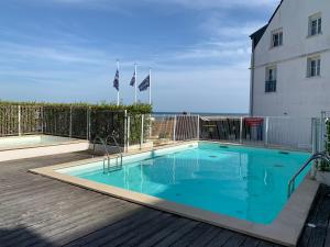 Bazén v ubytovaní DUPLEX VUE MER - Plage à 100m- 4 lits - parking sous sol alebo v jeho blízkosti