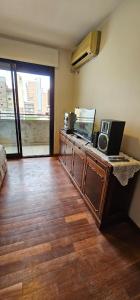 Una habitación con un escritorio con una computadora encima. en 8 Depto de un dormitorio cochera, en Rosario 5 fotos más
