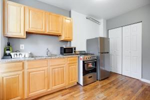 A cozinha ou cozinha compacta de Bright and Charming 1BR 15min to NYC