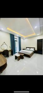 1 dormitorio grande con 2 camas y mesa en Khách sạn An An en Xã Trảng Bôm