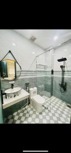 Bilik mandi di Khách sạn An An