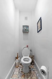 ヴィシーにあるLe Darcet - Appartement Calme et lumineuxのバスルーム(トイレ、トイレットペーパーディスペンサー付)