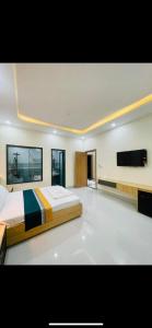 ein Schlafzimmer mit einem großen Bett und einem Flachbild-TV in der Unterkunft Khách sạn An An in Xã Trảng Bôm
