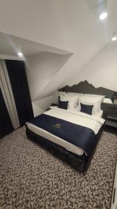 Sunny Mountain Apartment - Zlatibor, Serbia - SPA & WELLNESS CENTER في زلاتيبور: غرفة نوم بسرير كبير في غرفة