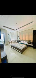 ein großes Schlafzimmer mit einem großen Bett in einem Zimmer in der Unterkunft Khách sạn An An in Xã Trảng Bôm