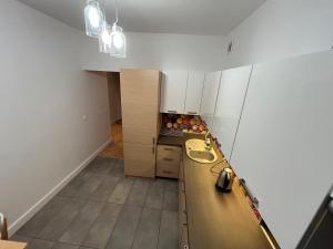 cocina con encimera de madera en una habitación en Apartament Chopina 25, en Lublin