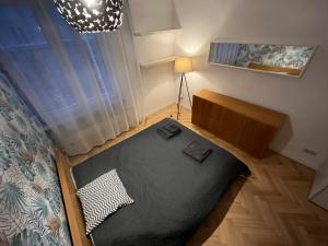 sypialnia z łóżkiem i lampką w obiekcie Apartament Chopina 25 w mieście Lublin